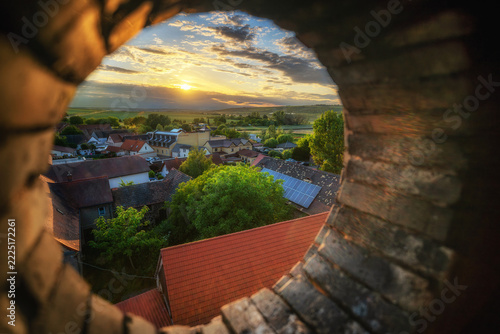Blick über die Dächer des kleinen Dorfs Aseleben bei Sonnenuntergang