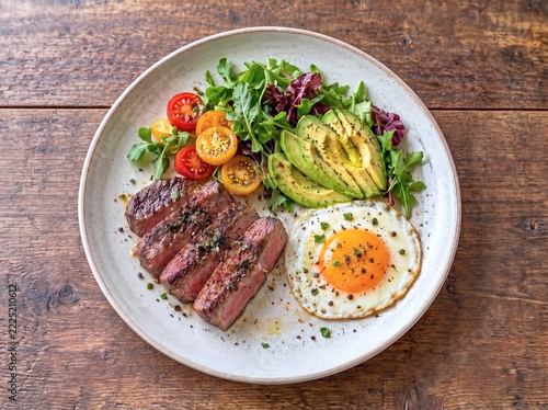 ステーキとアボカドのパワープレート・半熟目玉焼きと彩り野菜添え