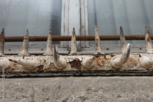 Piques de sécurité anti-escalade anciennes