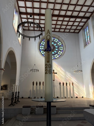Blick in die Katholische St. Amandus-Kirche im Zentrum der Stadt Datteln im Ruhrgebiet	