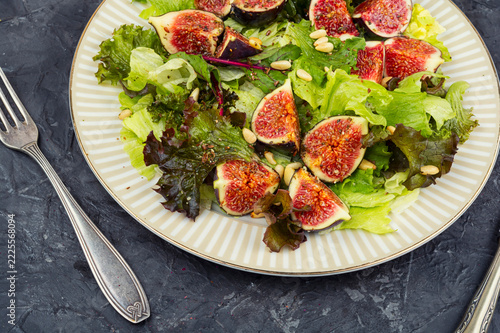 Fresh Fig and Green Salad with Pine Nuts