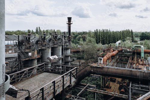 Industrielle Dachlandschaft und Rohrsysteme im Landschaftspark Duisburg-Nord