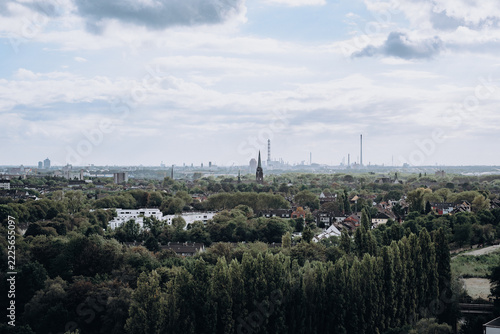 Panoramablick - Stadtlandschaft von Duisburg mit Kirchturm und Industrie am Horizont