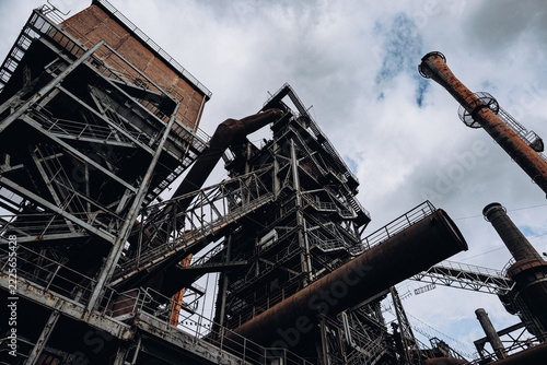 Dynamische Froschperspektive der gewaltigen Hochofenanlage im Landschaftspark Duisburg-Nord