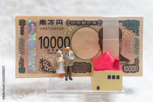 百万円の札束、家と老夫婦

