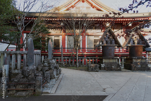 神奈川県の大山阿夫利神社下社の朱塗りの拝殿と特徴的な形状の天水桶