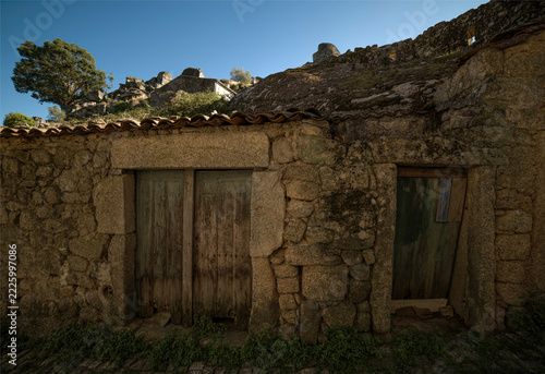 Maison rustique en ruine dans le village de Monsanto, Beira Baixa, Portugal