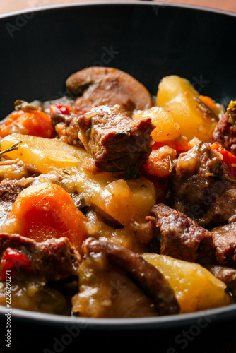 Spezzatino di manzo, patate, funghi e carote 