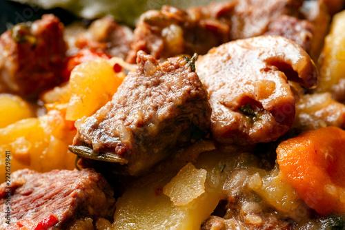 Spezzatino di manzo, patate, funghi e carote 