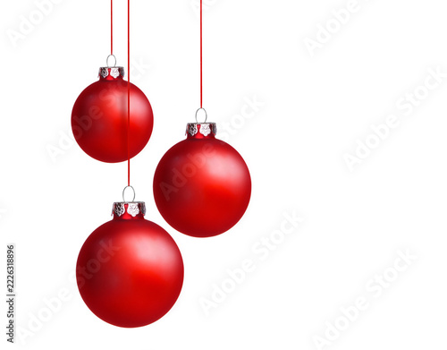 Drei Rote Weihnachtskugeln freigestellt vor weissem Hintergrund