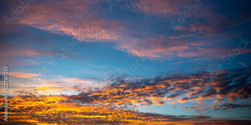 Von der Abendsonne dramatisch beleuchtete Wolkengebilde