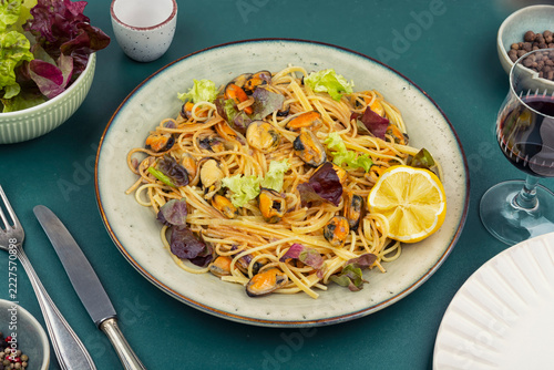 Spaghetti with mussels and fresh greens