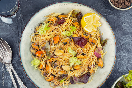 Mediterranean spaghetti with mussels and lemon