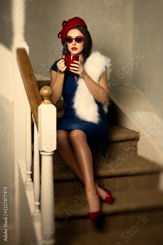 Lady in red beret and white fur stole