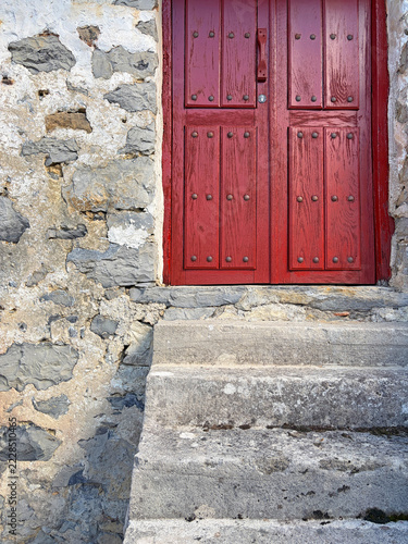 escaleras con puerta roja en el exterior de una casa de piedra pueblo rural país vasco oñate IMG_9679-as26