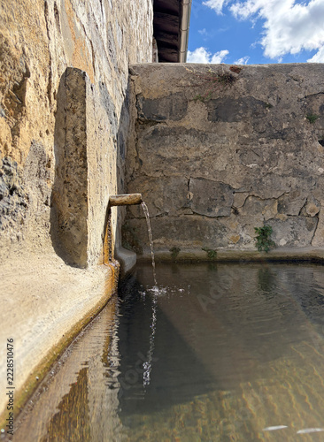 fuente de agua potable pública en un pueblo rural del país vasco oñate  IMG_9690-as26