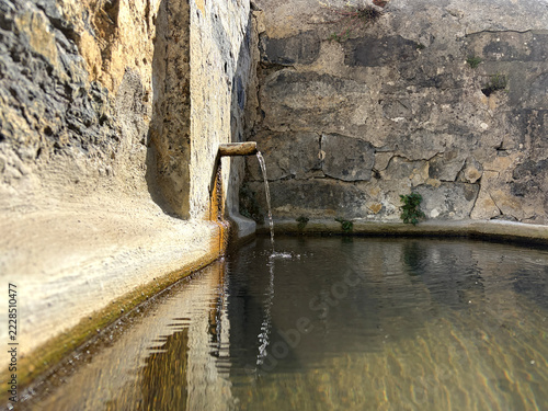 fuente de agua potable pública en un pueblo rural del país vasco oñate  IMG_9685-as26
