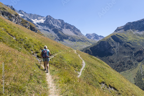 randonneur seul dans la vallée de Peisey  ou haute vallée de Peisey-Nancroix en Haute-Tarentaise , en été, en Savoie dans les Alpes