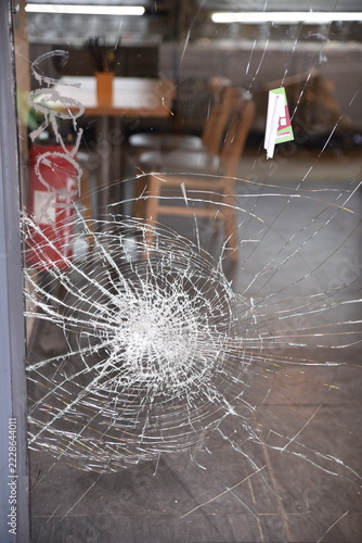 Vitrine brisée à Paris, France