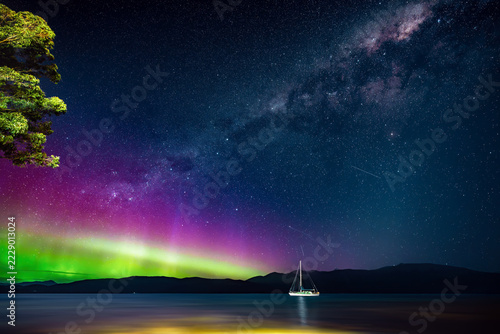Obraz na plátně Aurora Australis and the Milky Way over the New Zealand town of Te Anau