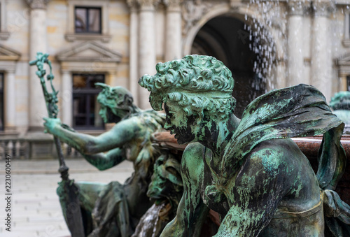 Hamburg, Deutschland: Städtetrip mit Attraktionen - Rathaus Brunnen, Hygieia-Brunnen