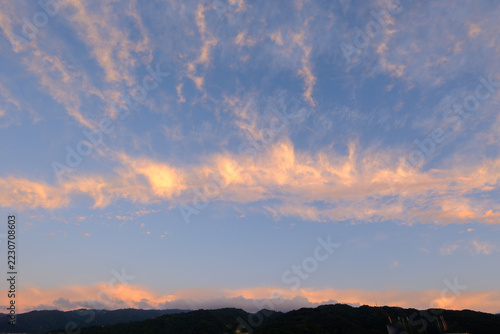 早朝　六甲山上空にオレンジ色の雲が浮かぶ