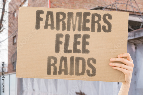 Fotografie "Farmers flee raids" Families abandon land after attacks
