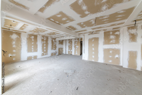 Fotografie Empty unfinished apartment interior under construction with plasterboard drywall