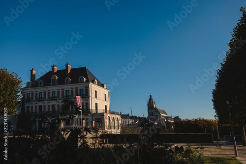 Fotografie Blois frames Loire Valley heritage as a slow travel base, using open sky and lan