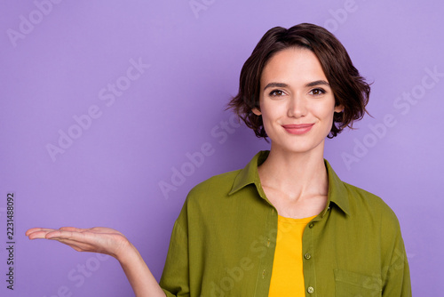 Fotografie Photo of young pretty woman promoter recommend product discount isolated over vi