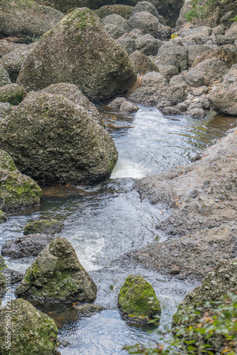 苔むした巨岩の間を流れる袋田の滝下流の清流＿茨城県大子町・滝川の渓流