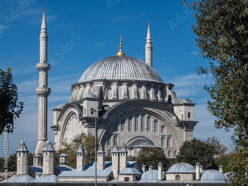 Fotografie Grand arched windows, massive buttresses, and tiered cupolas accentuate the grand exterior of the eighteenth-century Nuruosmaniye Mosque in Istanbul, Turkey