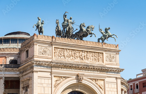 Fotografie Bronze Quadriga of Apollo and Euterpe atop the Triumphal Arch of Politeama Garibaldi Theatre, Palermo, Sicily
