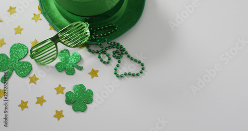 Fotografie Shamrocks and stars with green hat and glasses with copy space on white backgrou