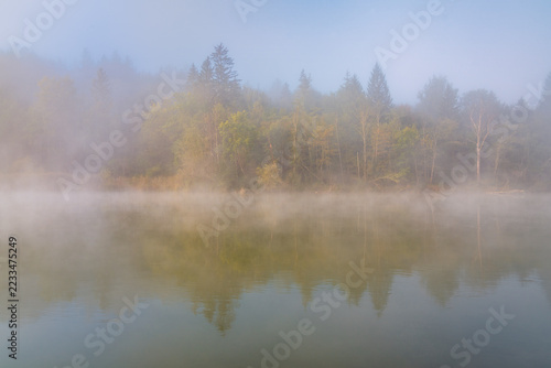 Nebliger Septembermorgen im Isartal bei Baierbrunn, Bayern, Deutschland