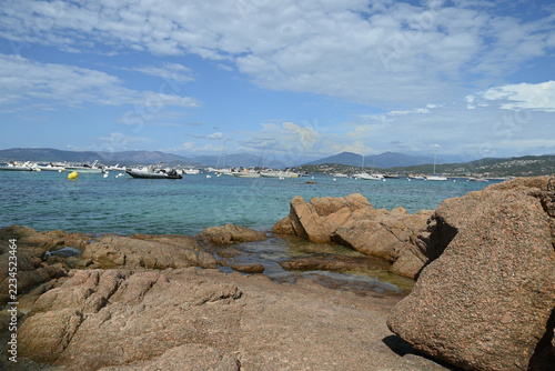 Bateaux amarrés en mer Méditerranée vus de la plage d'Isolella en Corse
