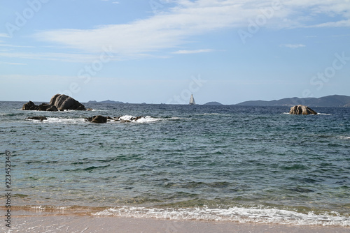 Voilier sur la mer Méditerranée vu de la plage d'Isolella en Corse