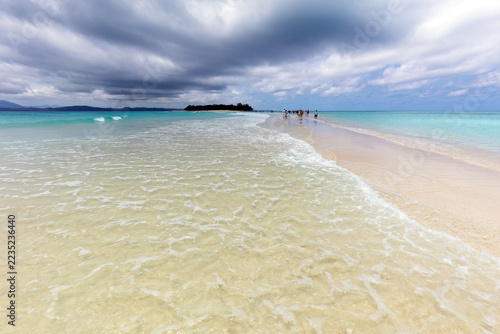 13 La famosa lingua di sabbia bianca con mare turchese cristallino a Nosy Iranja, Madagascar