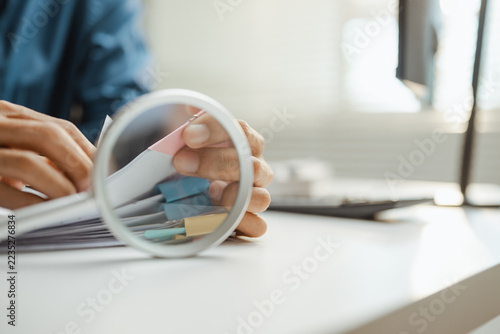 Obraz na plátně File conflict to resolve with sync and version concepts, illustrated by a magnifying glass near tabbed papers